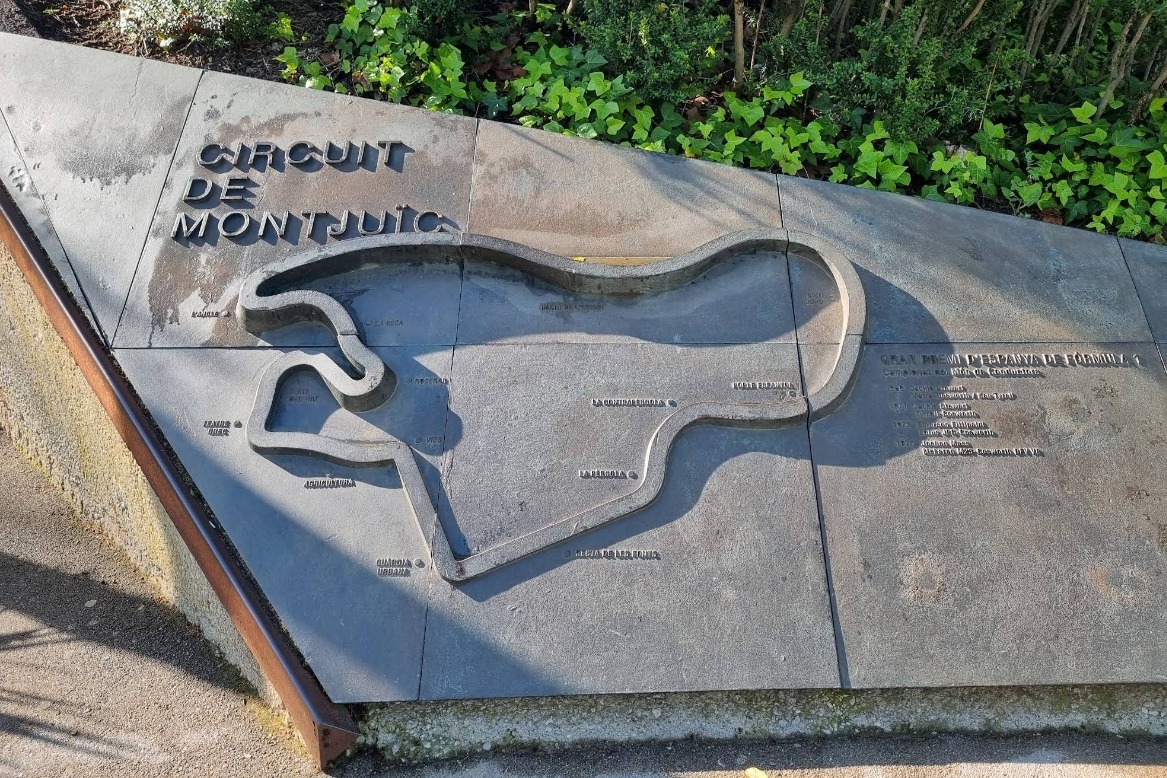De plaquette bij de ingang van het olympisch museum op Montjuïc.
