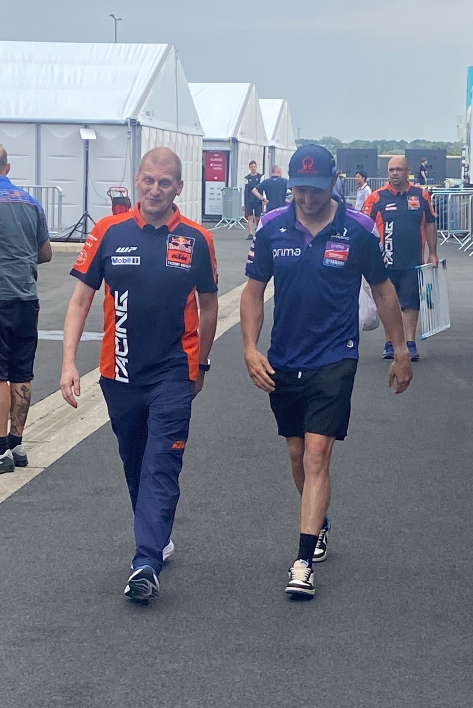 Jack Miller y su agente Aki Ajo el jueves saliendo del hospitality de Yamaha en el Balaton Park con una sonrisa de éxito