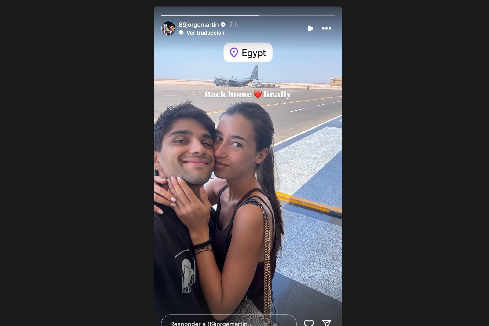 Jorge Martín junto a su pareja en Egipto, durante una de las escalas de su vuelo a Madrid