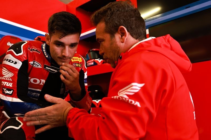 José Escamez, team manager de Honda SBK, habla con Iker Lecuona