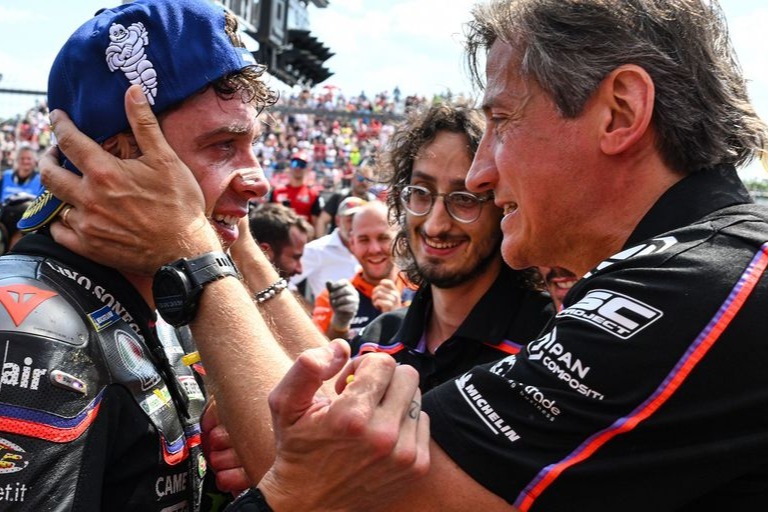 Massimo Rivola felicita a Marco Bezzecchi en Brno