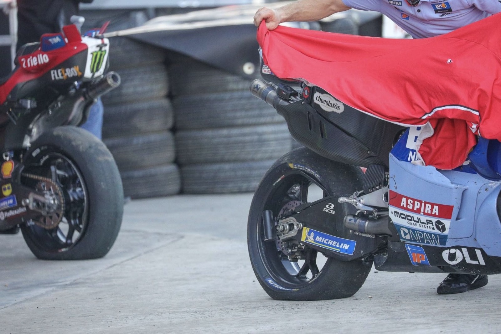 Las llantas de Marc Márquez (izquierda) y Alex Márquez (derecha) presentaban deformaciones en Buriram