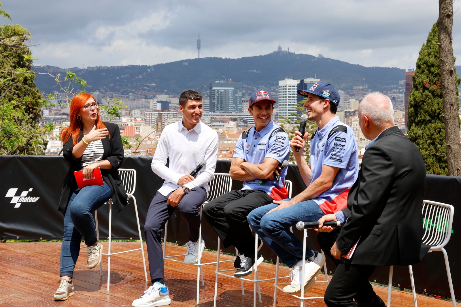 Marc Márquez, junto a su hermano Alex Márquez y al piloto de Aprilia Aleix Espargaró