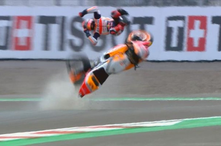 Captura de TV del vuelo de Marc Márquez en su caída en Jerez 2020
