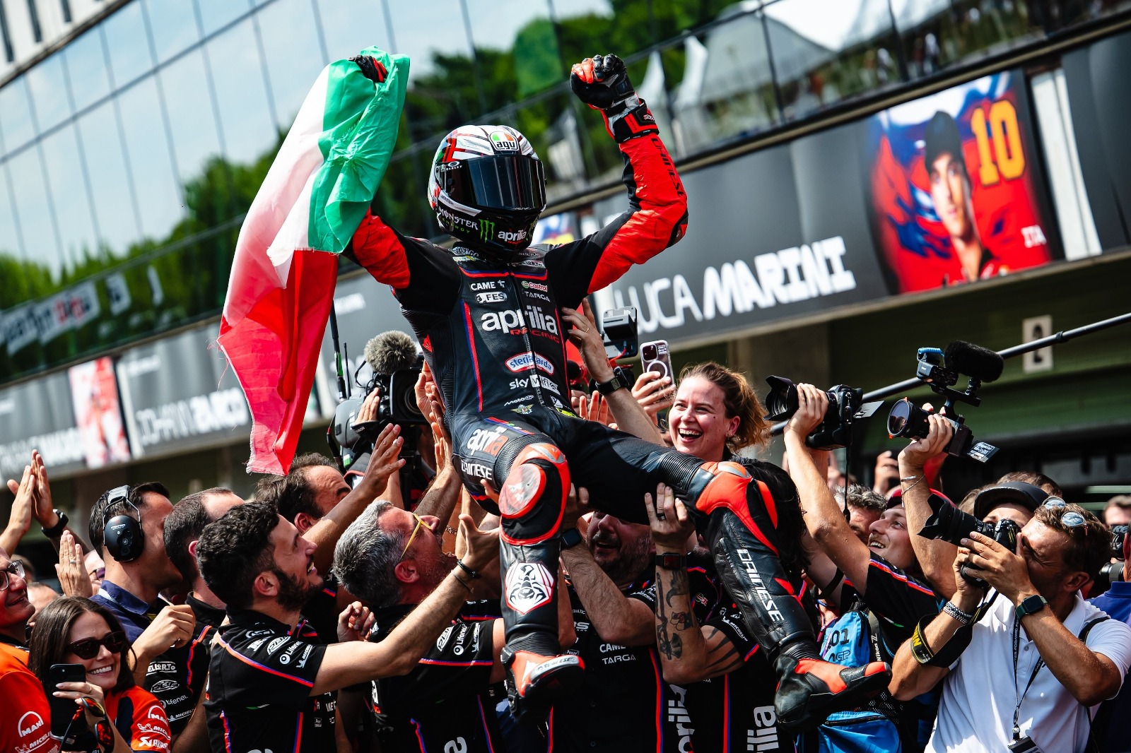 Aprilia celebra el segundo puesto de Marco Bezzecchi en Brno