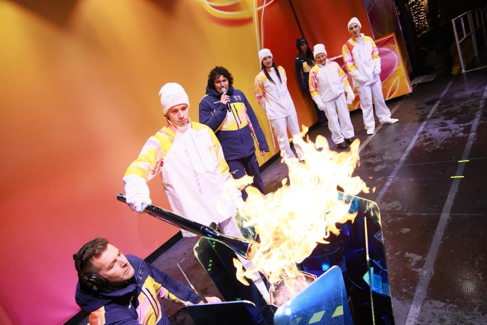 Marco Bezzecchi, encendiendo su antorcha olímpica