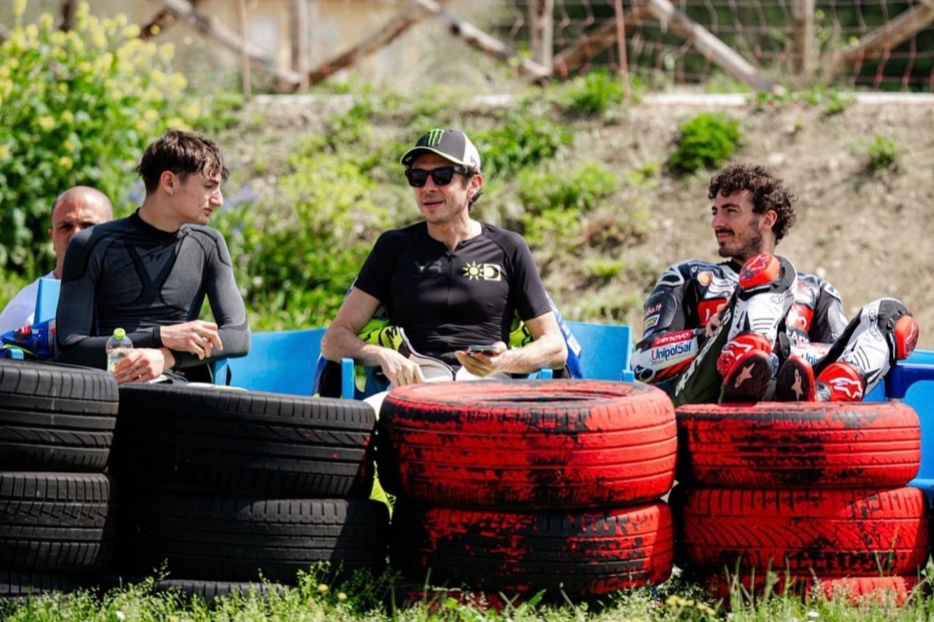 Marco Gabarrini junto a Valentino Rossi y Pecco Bagnaia en el VR46 Ranch