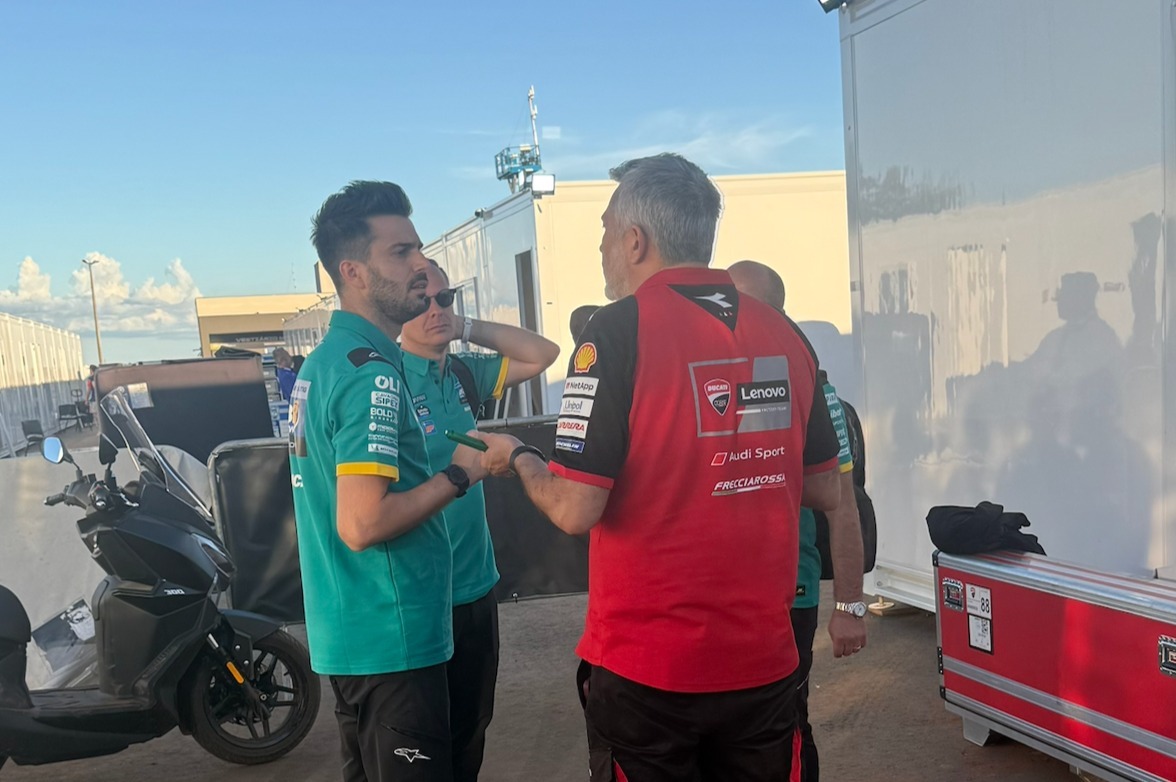 Mauro Grassilli, director deportivo de Ducati, y Michele Masini (izquieda), team manager de Gresini, este domingo en el paddock de Goiania