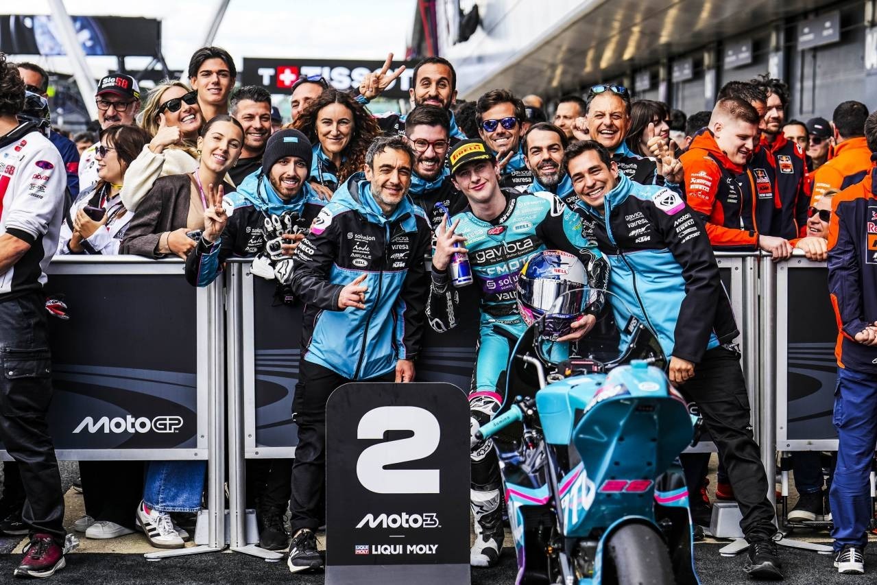 Maximo Quiles celebra con el equipo Aspara el podio de Silverstone