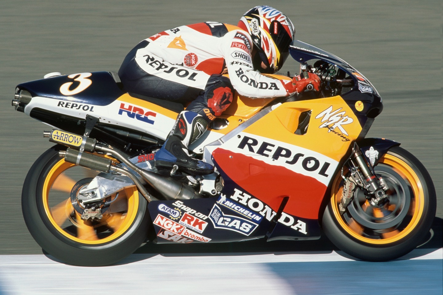 Alex Crivillé durante la carrera de Barcelona en 1999, año en el que logró su segunda victoria en Montmeló