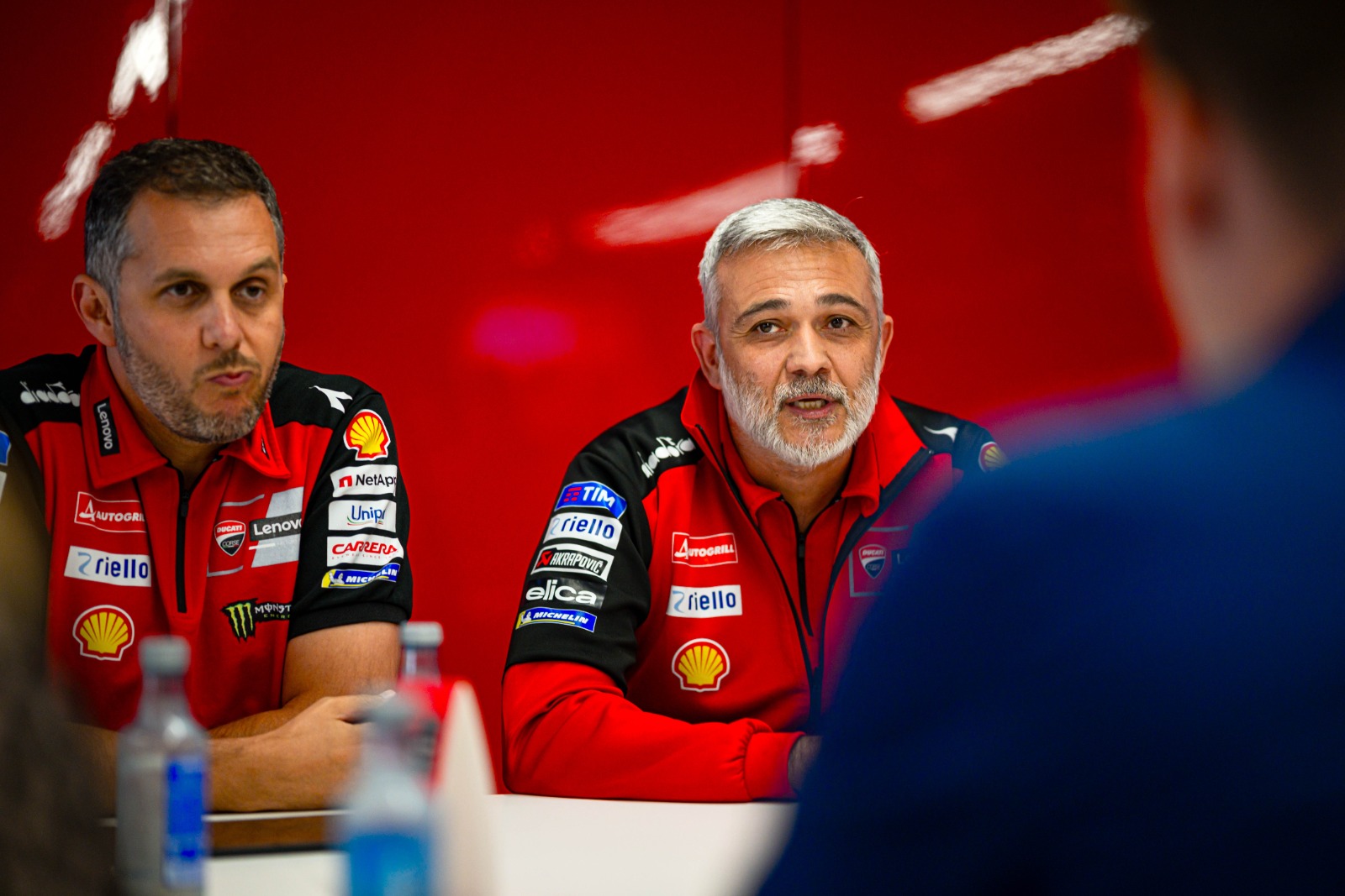 Nicolò Mancinelli (links) en Mauro Grassilli beantwoorden vragen tijdens de round table.