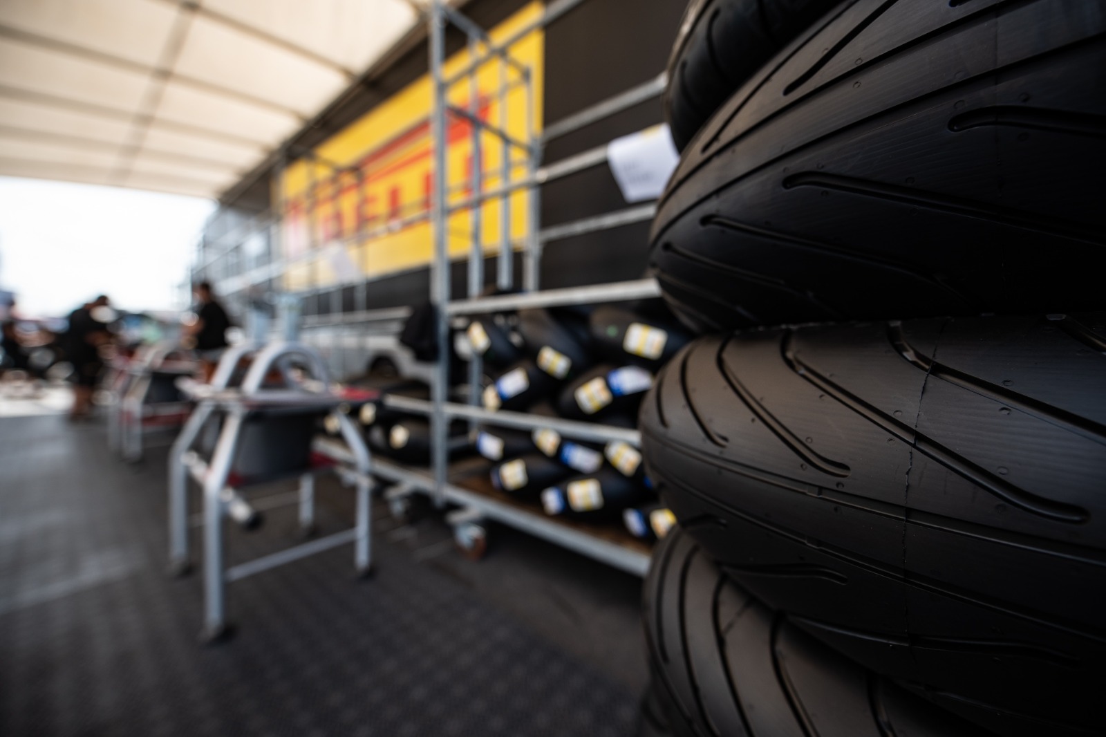 Carpa de pirelli en el paddock de un circuito