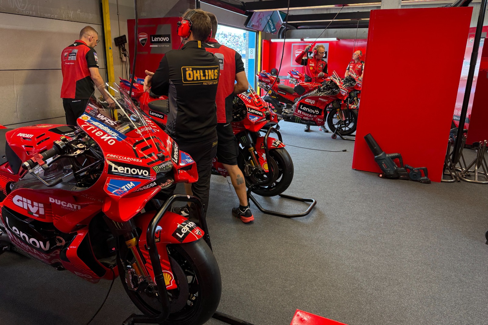 De Ducati-monteurs bereiden de motoren voor op de eerste vrije training.