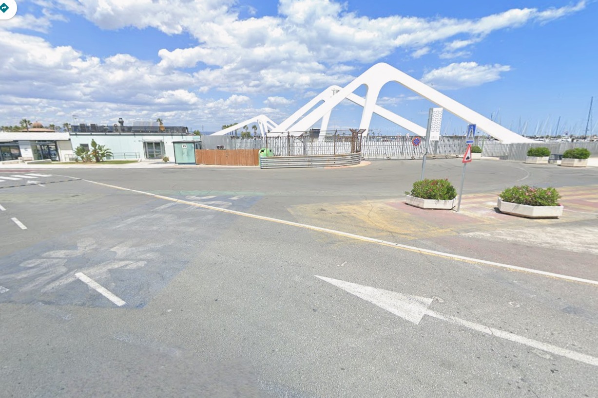 Op sommige delen van het voormalige circuit zijn de sponsorlogo's (rechts Pirelli, links RBS) nog te zien.