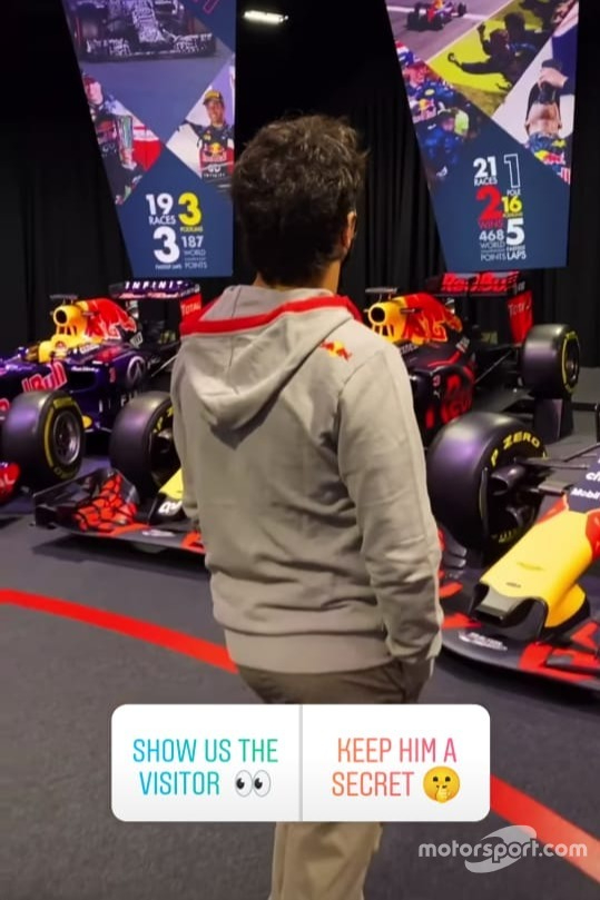 Sergio Pérez en su visita a Red Bull Racing.