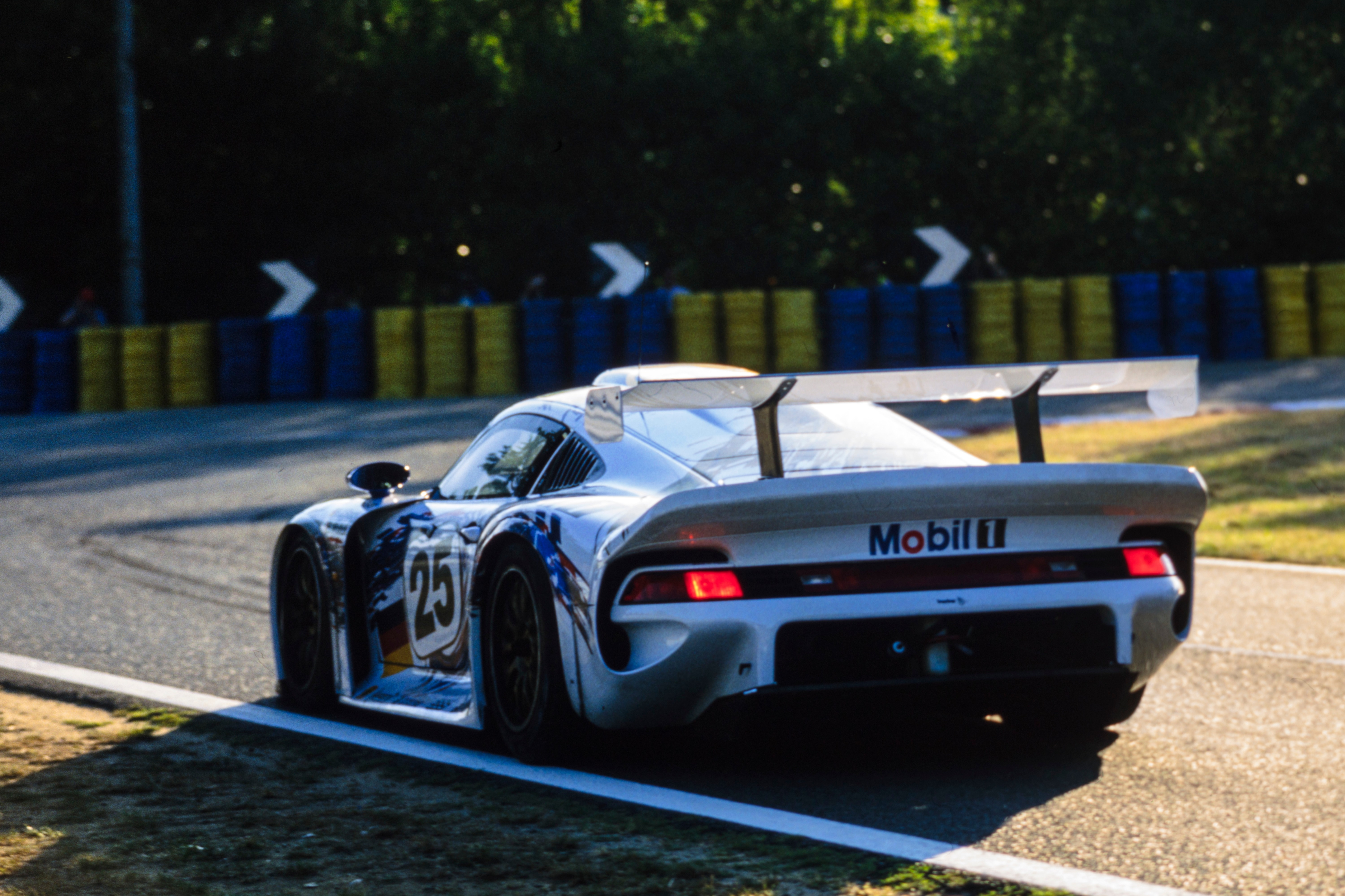 Bob Wollek, Hans Stuck, Thierry Boutsen Porsche 911 GT1, 1996 Le Mans
