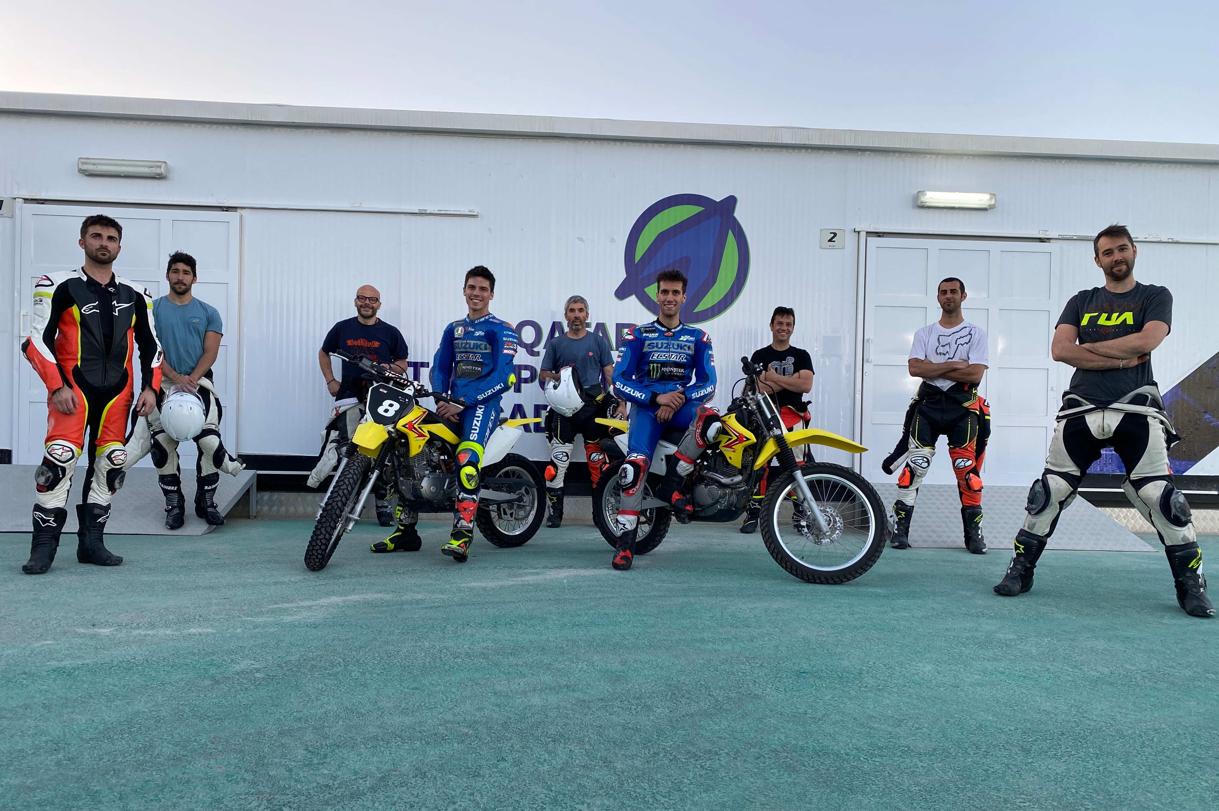 Mir, Rins y parte del equipo Suzuki entrenando en un karting anexo al Circuito de Losail