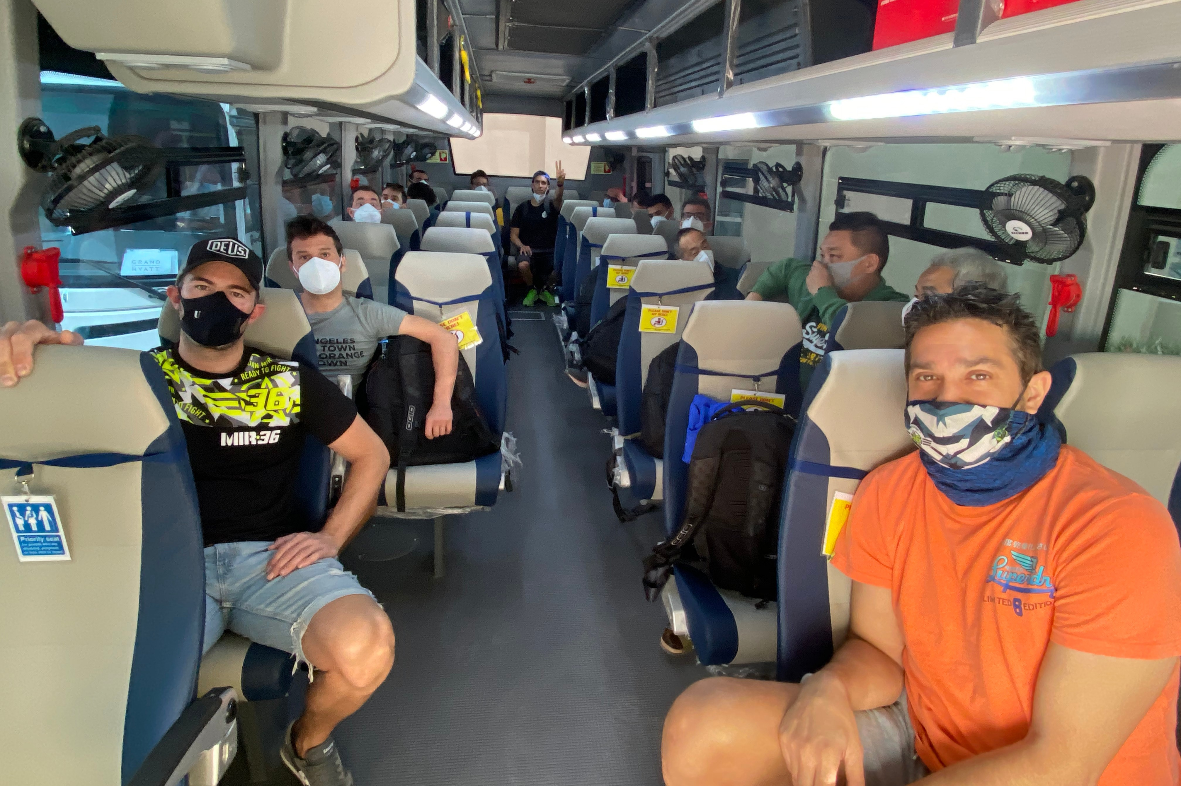 Miembros del equipo Suzuki se desplazan en Qatar con un bus, dentro de las medidas COVID-19