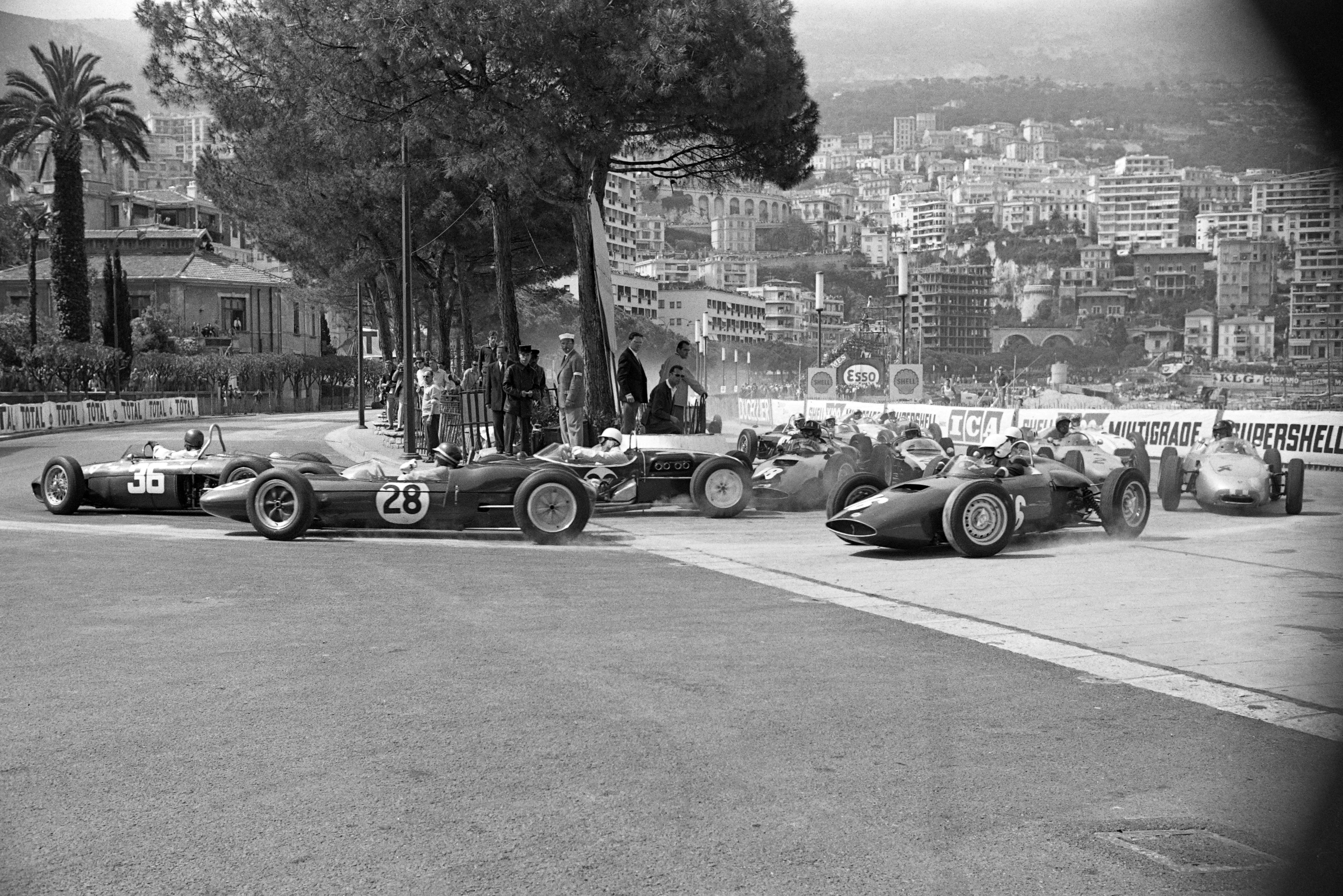 Richie Ginther leads at the start