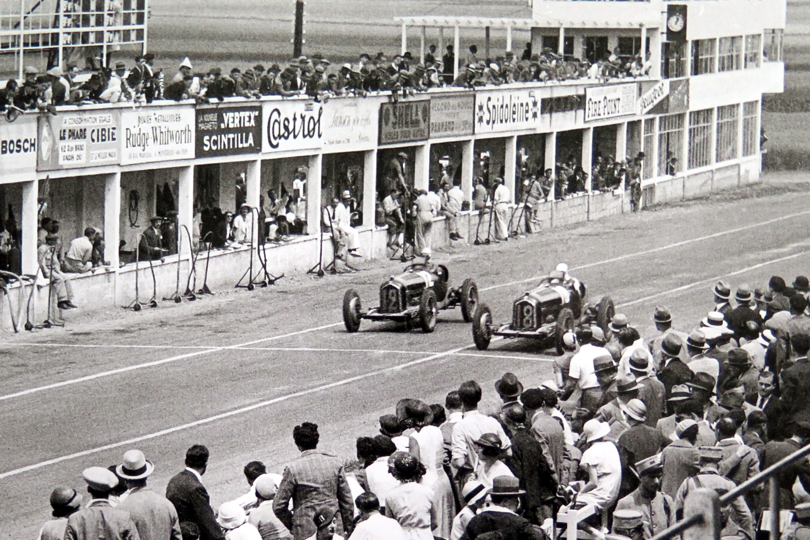 1932 French GP, winner Nuvolari (12) and Caracciola (18) go side-by-side