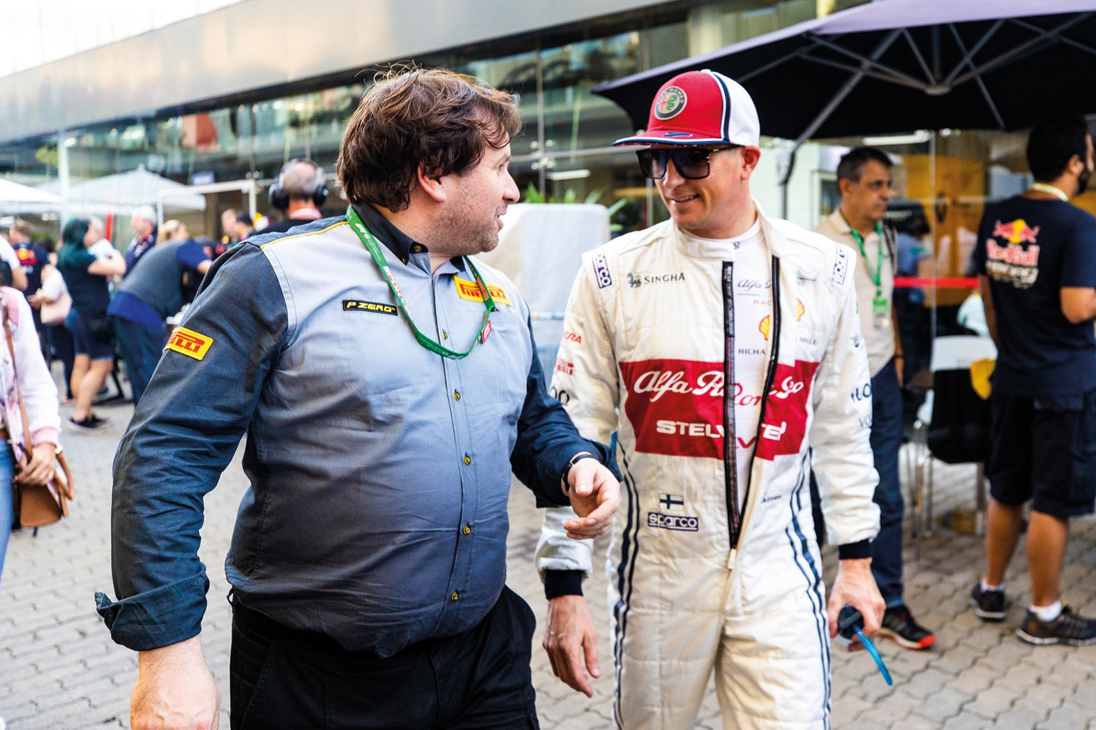 Anthony Peacock et Kimi Räikkönen dans le paddock.