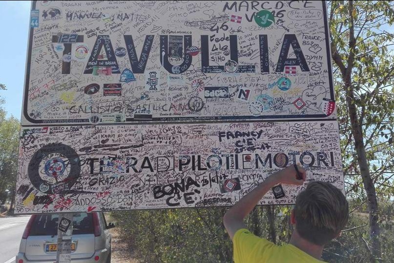 Bram Pieren tekent het plaatsnaambord van Tavullia