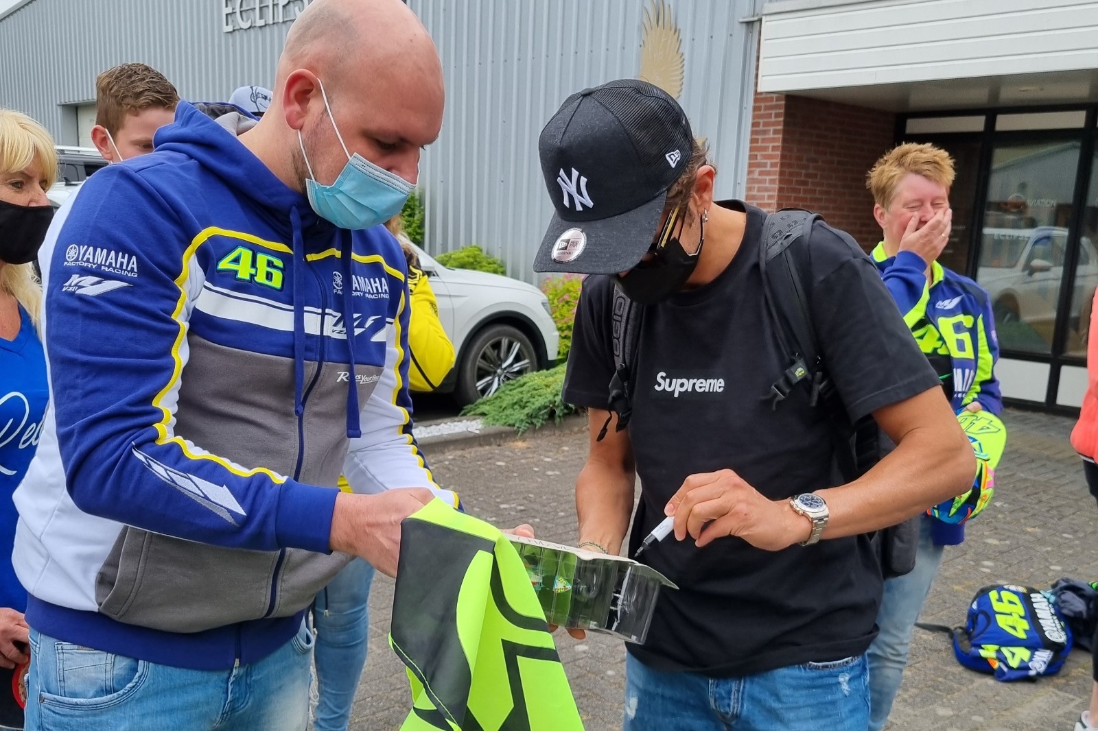 Rossi zet een handtekening.