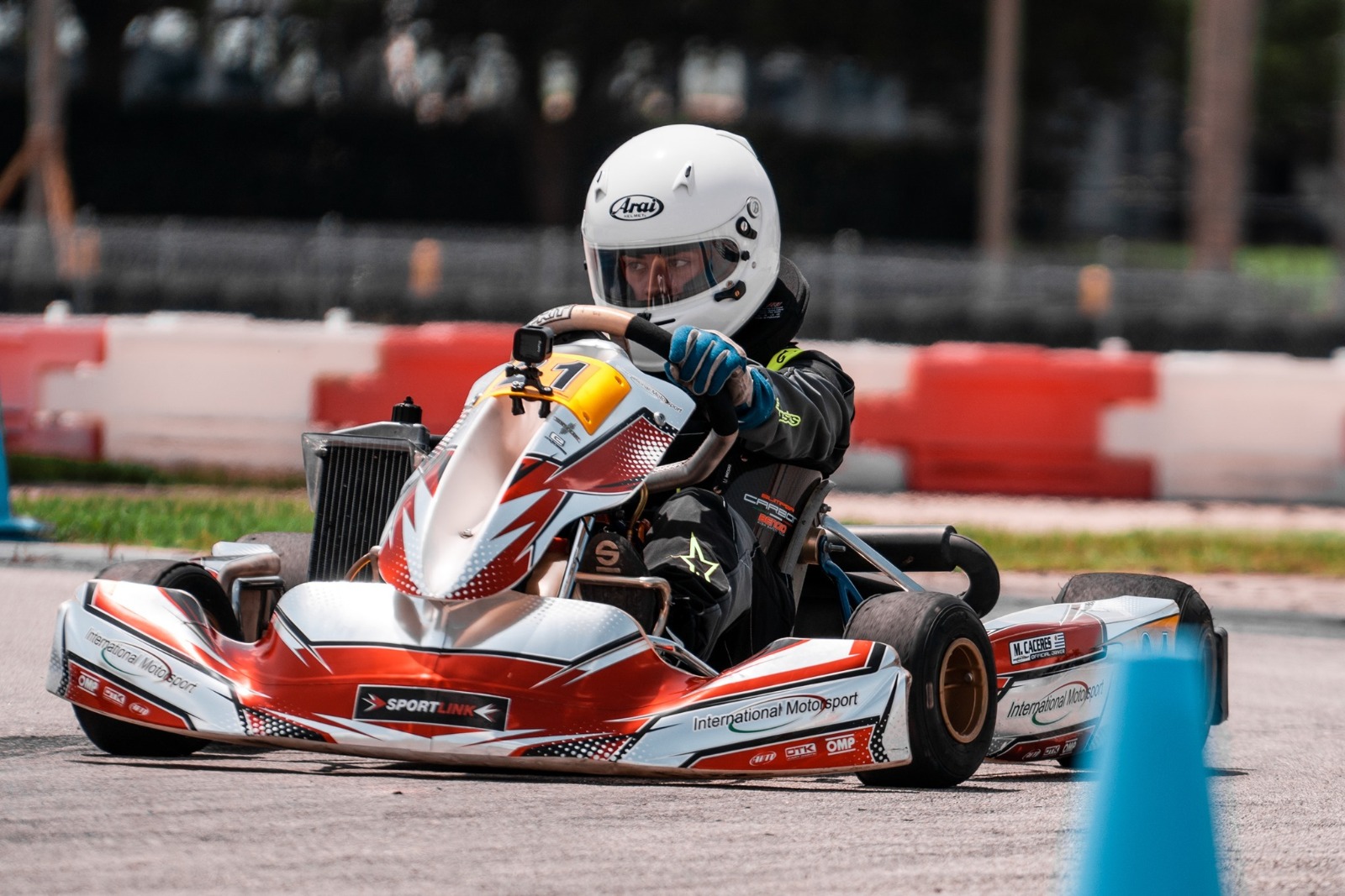 Maite Cáceres al volante de un kart.