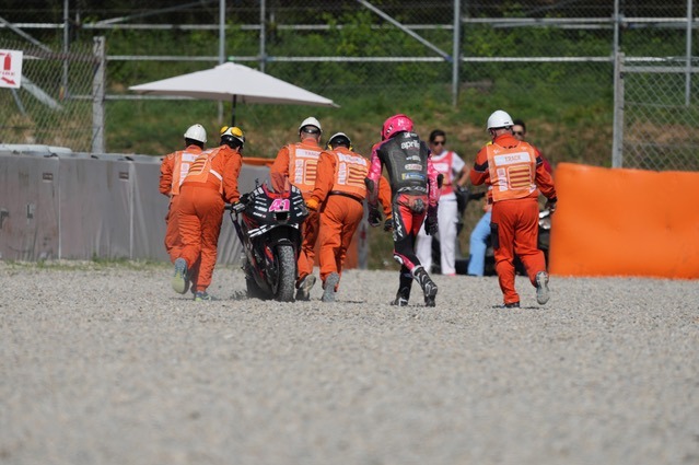 Caída de Aleix Espargaró en el Warm Up del GP de Catalunya