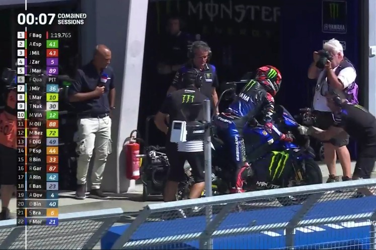 A 00.07 segundos del final del FP3 Quartararo sale del garaje de Yamaha