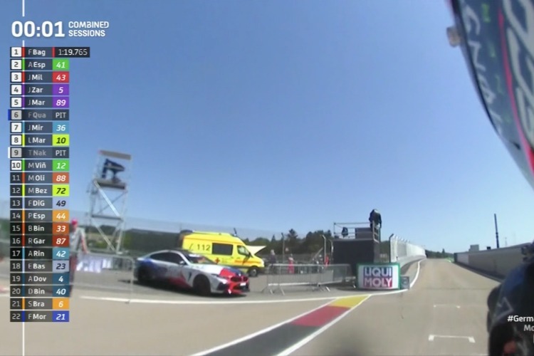 A 00.01 segundos para que se cierre el pitlane, se puede ver a Quartararo aún a más de 30 o 40 metros de la línea del semáforo