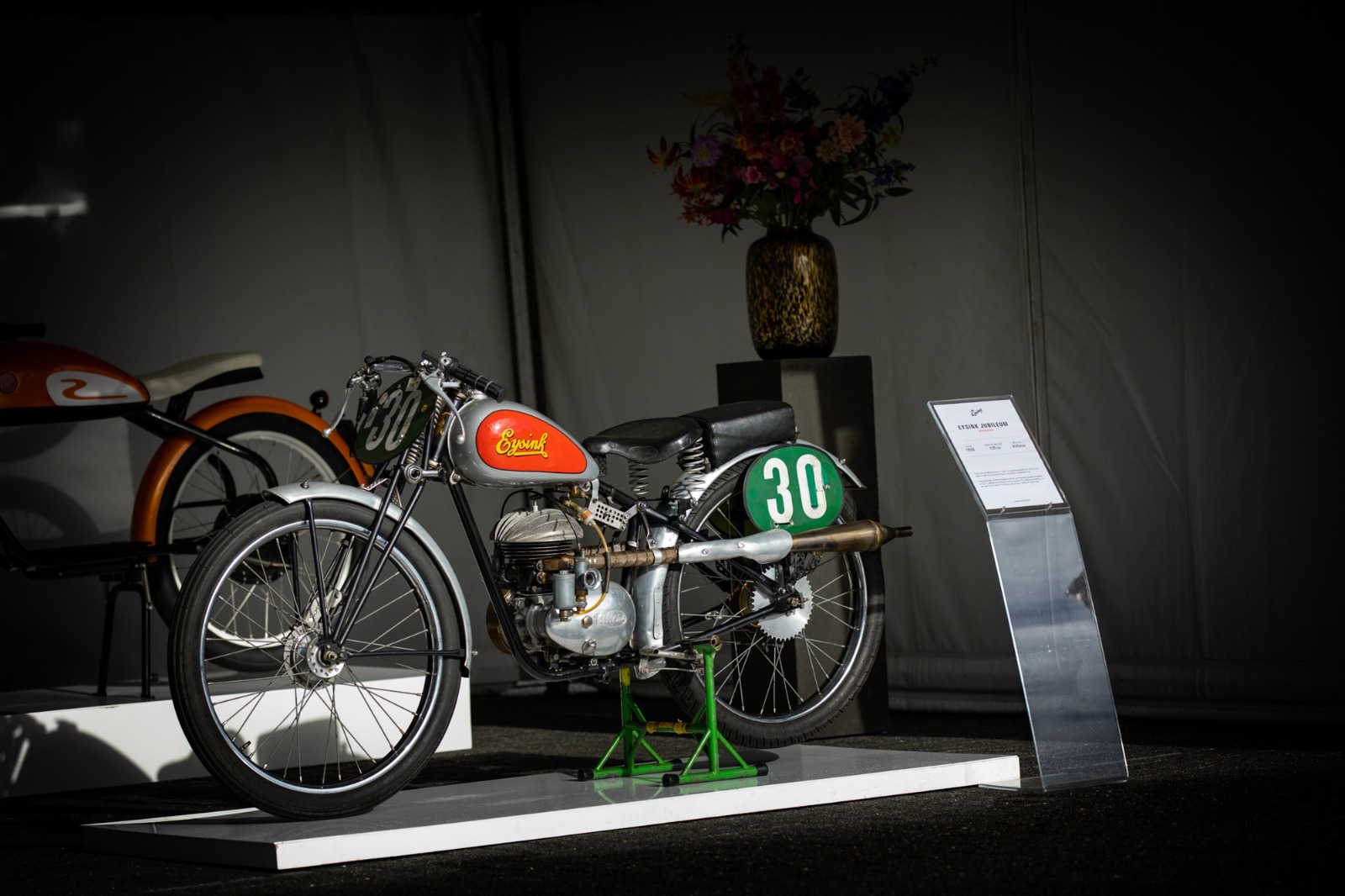 Een Eysink 125cc-machine staat tentoongesteld in de paddock van de Classic GP Assen