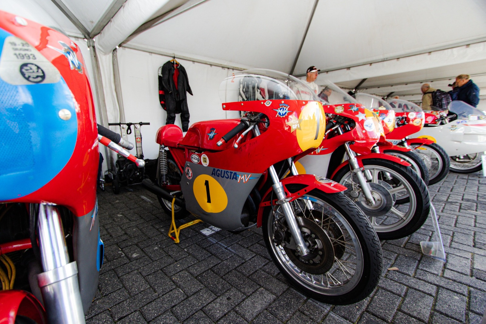 De machines waar Giacomo Agostini zijn grootste successen boekte, staan in volle glorie opgesteld in de Classic GP-paddock.