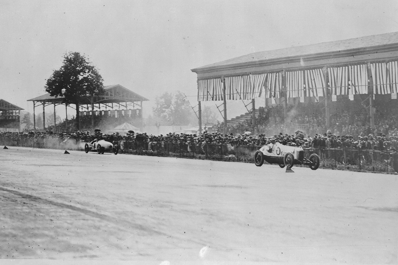 Jimmie Murphy in the Miller 122 couldn't match the Fiats at Monza but still put up a mighty fight