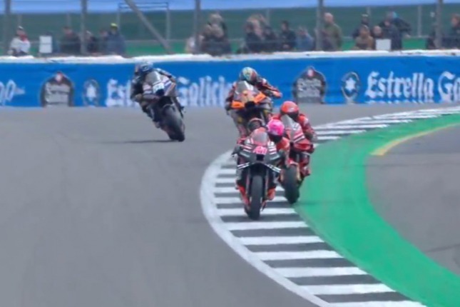 Captura de TV en la que se ve el momento por el que KTM ha reclamado un fuera pista que no activo el sensor de aviso