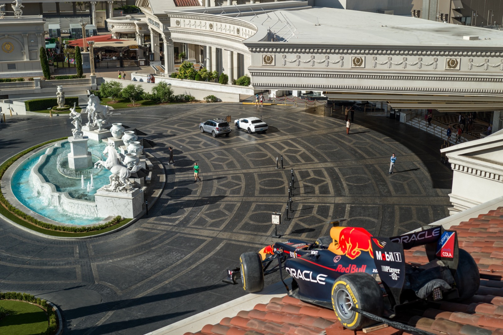 ¿Cómo llegó el Red Bull de Sergio Pérez al techo del Caesars Palace de Las Vegas?