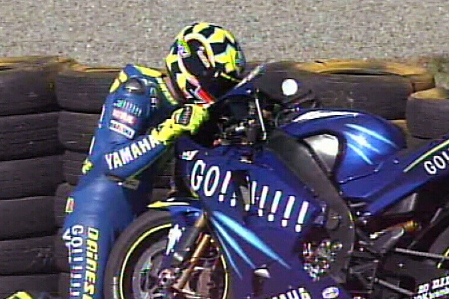 Rossi besa su M1 en Sudáfrica 2004, tras ganar su primera carrera con Yamaha