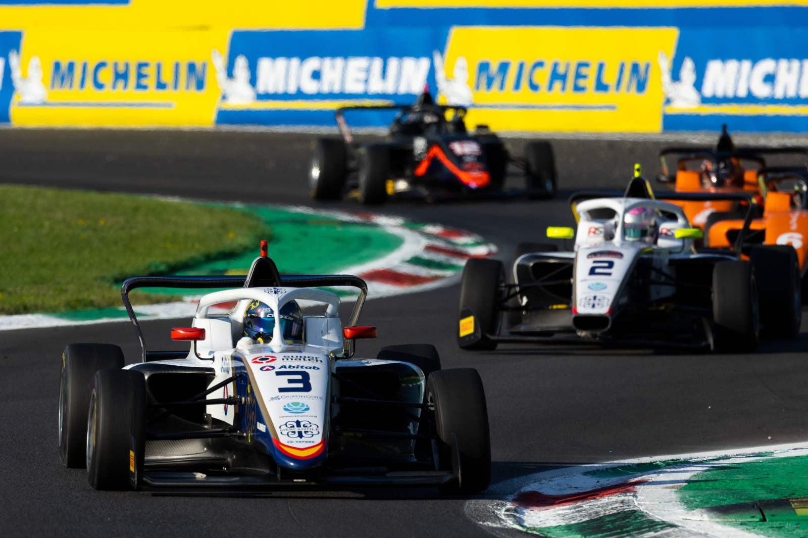Maite Cáceres en el circuito de Monza, uno de los escenarios donde compitió con la F1 Academy en 2023.