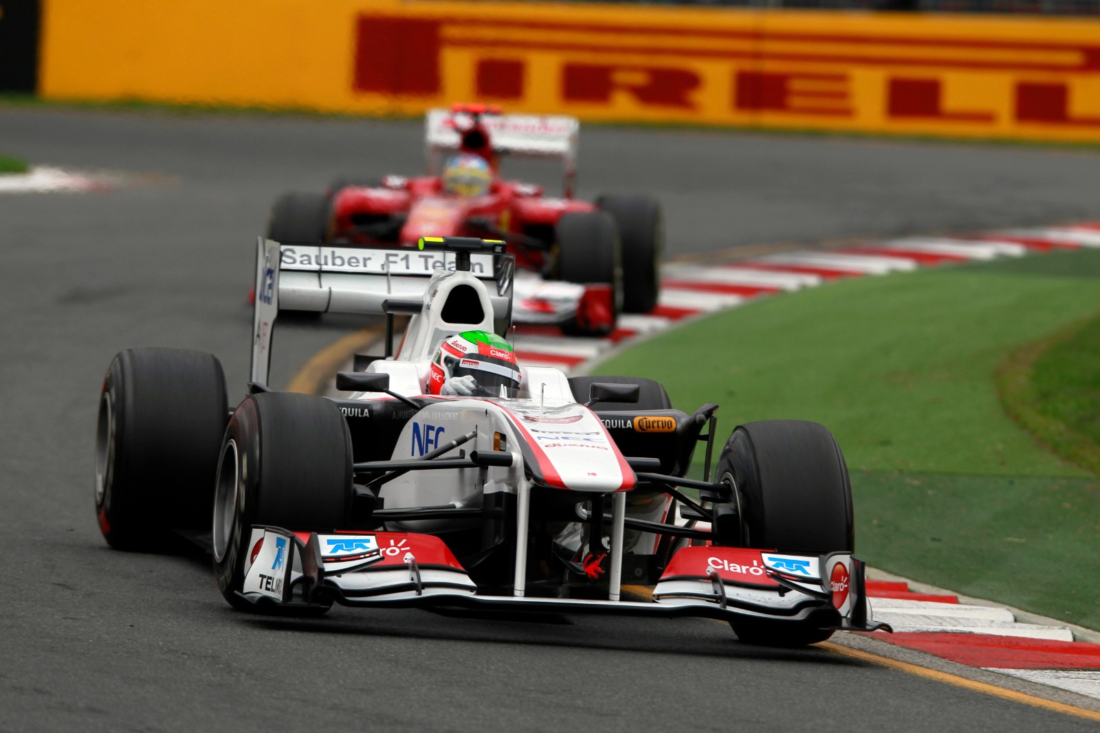 Sergio Pérez begint goed aan zijn Formule 1-carrière bij Sauber.