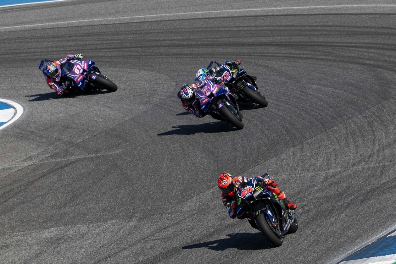 Las cuatro Yamaha peleando por las últimas posiciones de la carrera del GP de Tailandia de MotoGP