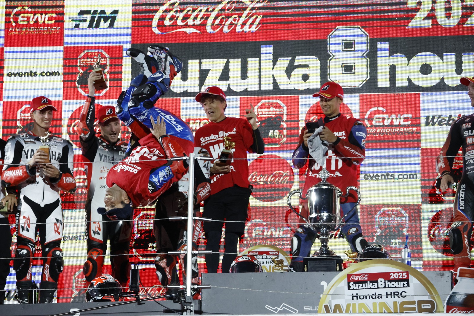 Johann Zarco y el equipo Honda celebrando en el podio la victoria en Suzuka